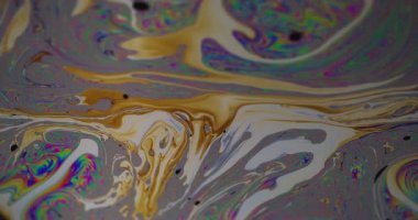 Dalga karışımı. Köpük sıvısı. Soyut, yuvarlak, ıslak arka planda yüzen pembe kırmızı lekeler..