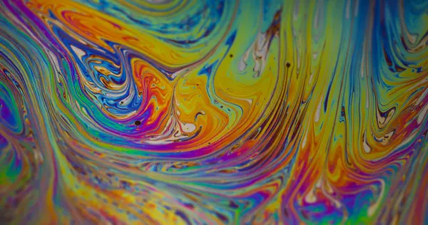 Damlacık yağı. Renk karışımı. Odaklanamayan sarı mor mavi mürekkep su dokusu akan yeşil yuvarlak lekeler soyut sanat arka planına dökülüyor.