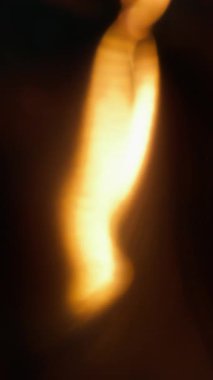 Dikey video. Yan kaplama. Bulanık arkaplan. Parlayan göz kırpan mercek, altın sarısı, siyah renkli, parıldayan ışıklar, koyu renk sanat ışığı..