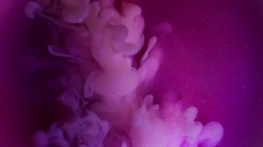 Duman dalgası. Sis boyası. Pembe toz pembe kıvrımlı püskürtülmüş su patlaması. Yuvarlak neon rengi parıltı soyut bulanık arkaplan.