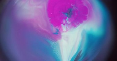 Sanat serpintisi. Bulanık neon sıçraması. Pembe mor akrilik mürekkep karışımı renk simleri. Renk boyası odaklı olmayan küre çerçeve soyut arkaplan.