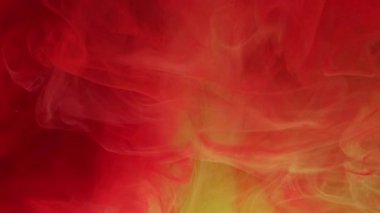 Duman boyası. Sanat sisi. Kırmızı dumanlı sıvı mürekkep sarı sudaki kıvrımları çözer. Parlak suluboya pigmentleri soyut arkaplan karıştırılıyor.