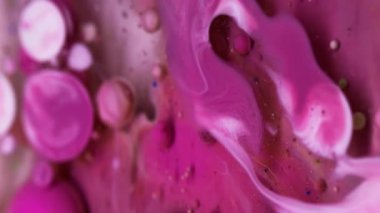Dikey video. Mermer akışı. Yağ damlası. Yaratıcı katmanlı, yüzen pembe beyaz parçacıklar. Sanat sıvısı dokusunu, soyut su arkaplanını karıştır.