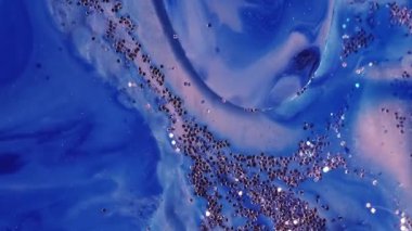 Yüzen mürekkep. Köpüklü sıvı. Mavi emaye, nemli akryl damlası, simli parçacıkları karıştırıyor. Şeffaf jel katman su soyut arkaplan.