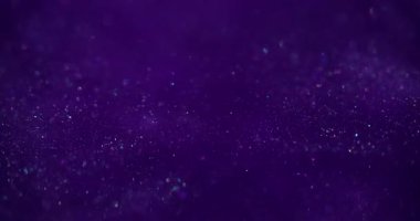 Parıldayan sıvı. Menekşe rengi. Renkli peri mürekkebi parlak sanat suyu akışını kaplıyor. Odaklanmamış doku parlayan parçacıklar soyut arkaplanı harmanlıyor.