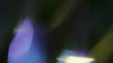 Işıl ışıl. Bulanık ışık büyüsü. Odaklanmamış sarı mavi renk titreşimli desen spektrum gökkuşağı soyut koyu siyah arkaplan.