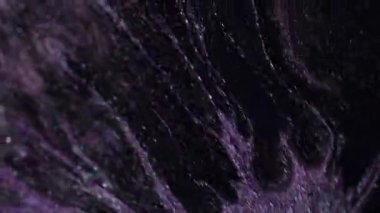 Mürekkep lekesi. Grunge patlaması. Koyu menekşe emülsiyon akışı garip bir şekilde sanat olarak su dokusu cila parçacıkları uzayı soyut arkaplan döküyor.