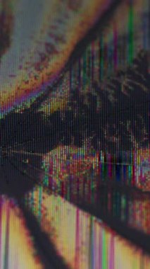 Dikey video. Kırık piksel. Kırık monitör. Renkli plazma TV ekranı hasar gördü. Granüler kaplama arkaplan arkaplanı siyah sıvıyla dolduruluyor.