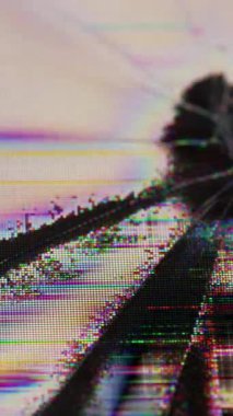 Dikey video. Ekran arızası. Hasarlı televizyon. Yanardöner yansımalarla monitör çatlakları. Modern gösteri ekipmanları yüzeyinin deforme dokusunu üst üste koy.