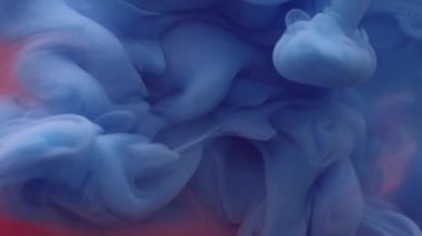 Sis sıçraması. Bulut dokusu. Soyut sanat eserlerinin yaratıcı arka planında, sıvı ruhani dumanla kaplanmış pembemsi mavi boya sıvısı mürekkebi..