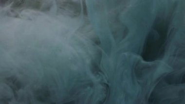 Grunge sisi. Sanat buharı. Kara bulut yüzeye yayılır. Suyun soyut arka planında karmaşık vadi kıvrımlarıyla kaplanmış gri renkli sis..