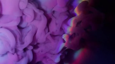 Gökkuşağı akışı. Duman patlaması. Renkli sisli parlak mürekkep sıvı yüzeyde sızıntı yapar. Fantezi karışımı bulanık boya suyu soyut arkaplan.