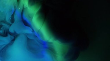 Boya dalgası. Parıltı akışı. Mavi yeşil sisli nemli yüzey kemer bulanık spektrum parlaklığı karışımı. Soyut lens efekti mürekkep suyu siyah arkaplan.