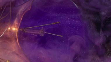 Dikey video. Köpüklü karışım. Renkli sis. Sanat sıvısı girdap dokusu su soyut yüzeyi. Mistik pırıltılı mor odağını kaybetmiş arka plan parlak ampulü kırılmış..