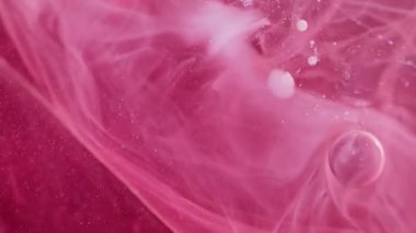 Mürekkep lekesi. Duman girdabı. Bulanık kaos, kırmızı pembe boya pigmenti suyunu harmanlıyor. Parıldayan toz parçacıkları desen buhar soyut arkaplan yayıyor.