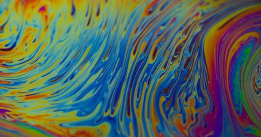 Kimyasal sıvı. Damlacıklar akar. Odaklanmamış sarı mor renkli mürekkep sıvısı. Soyut arkaplanda yüzen bronz mavi pembe..