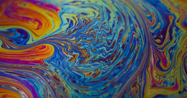 Yağ sıvısı. Boya lekeleri. Odaklanmamış turuncu mavi renk ıslak baloncuk deseni soyut yaratıcı mor arkaplan üzerinde yüzüyor.