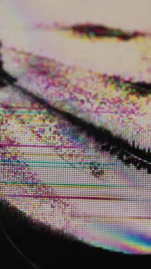 Dikey video. Matris arızası. Grunge ekranı. Kırık cam dokusu delik çatlak ekran yüzeyi ile örtülmüş. Analog teknolojisi kanal renk kalıbı hatası.