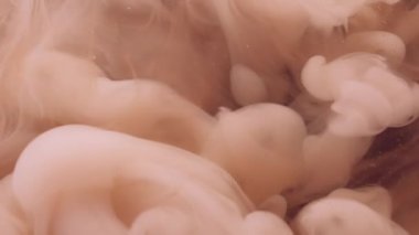 Sıvı buhar. Sıvı mürekkep. Odaklanmamış bej rengi buhar dokusu ruhani dalga su akışı soyut sanat esmer arkaplan üzerinde hareket ediyor.