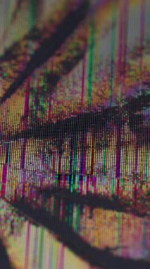 Dikey video. Çatlak ekran. Matris bozulması. Gökkuşağı arızalı gürültü toz bulutu çatlamış desen zedelenmiş. Hasarlı tablet görüntüsü soyut arkaplan.