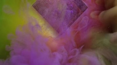 Sisli sis. Sanat buharı. Pırıl pırıl parıldayan cam kübün yanından geçen parlak mor bulutlar. Suyun soyut arka planında tuhaf suluboya resimlerinin karışımı.