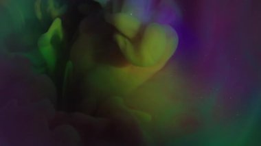 Gökkuşağı akışı. Duman spektrumu. Mistik ışıkta dönen renkli sıvı parçacıkları. Soyut ışıltı odaklanmış sanat karışımı arkaplan.