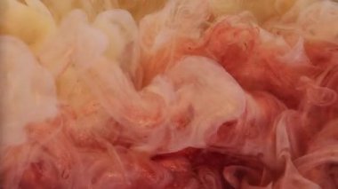 Köpüklü sıvı. Parlak Noel balosu. Odaklanmamış altın rengi, bronz, beyaz, soyut, sarı, desenli, ışık desenli sanat eserlerine sıçramış mürekkep deseni..