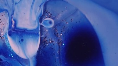 Sanat sıvısı. Akrilik baloncuk. Mermer rengi su akıntısı mavi renk rengini harmanlıyor. Yağlı sim emülsiyon karışımı soyut arkaplan düşür.