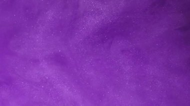 Işıl ışıl parlıyor. Sihirli duman. Odaklanmamış mor renkli bulutlar soyut sanat ışığı arka planında parlayan sisli boya mürekkep dokusu buharı sis akışı.