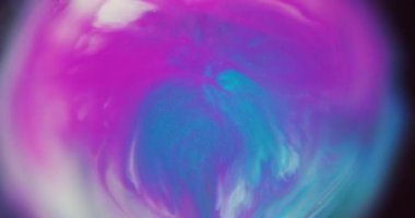 Boya patlaması. Bulanık boya karışımı. Yuvarlak renkli pigment damlası akrilik sıvıda dökülmüş. Pembe beyaz mavi parıldayan akış soyut arkaplan.