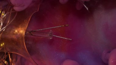 Dikey video. Parıldayan bulut. Sanat sıvısı. Çok renkli, köpüren, köpüren, su emülsiyonu kırık cam ampulü. Parlak pembe boya yüzeyi soyut arkaplan.