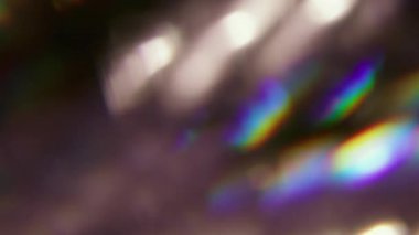 Işıl ışıl parlıyor. Bulanık gökkuşağı. Odaklanmamış mavi yeşil renkli parıltı soyut koyu siyah sanat arka planında göz kamaştırıcı parıltı.