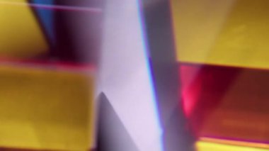 Işık sızıntısı. Bulanık lazer etkisi. Odaklanmamış sarı, kırmızı, parlak, parıltılı yüz dokusu soyut, ışıltılı arka planda parlıyor..