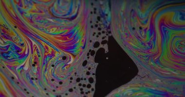 Psikedelik sıvı. Petrol soyutlaması. Odaklanmamış yeşil mavi renkli damla mürekkep rengi yaratıcı pembe arka planda yüzüyor..