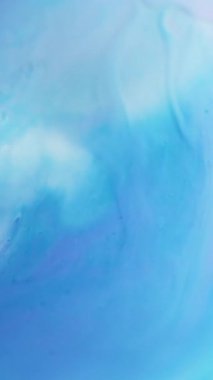 Dikey video. Mavi akış. Enamel döktü. Dalgalı suluboya boya akışı, mermer bulutlu gradyan dokusu. Pak bulanık sıvıda dumanlı boya etkisi sıvısı.