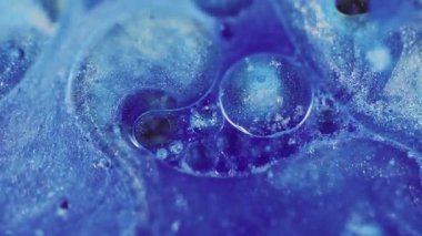Jel köpükleri. Odaklanmamış sim rengi. Mavi yanıp sönen parlak boya sıvısı soyut bulanık bokeh ışığı modern arka planda hareket ediyor.
