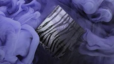 Küp boya dumanı. Zebra desenli su. Soyut sanat arkaplanındaki bulanık mor sis dumanı mürekkep dokusu sis bulutu.
