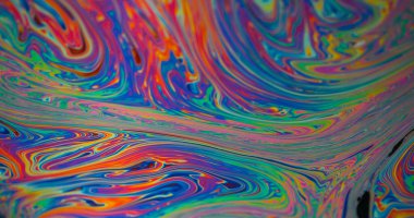 Mürekkep karışımı. Yağ sıvısı. Yeşil soyut akrilik sanat arka planında yüzen kırmızı mor renkli yuvarlak sıvı doku dalgası.