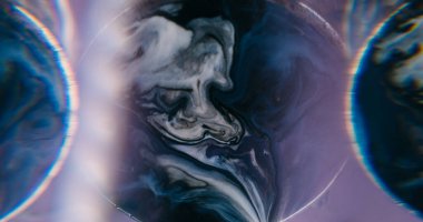 Pigment dalgası. Odaklanmamış boya dokusu. Gri soyut arkaplanda yayılan mor siyah sıvı. Bulanık yuvarlak mercek renk çerçevesi.