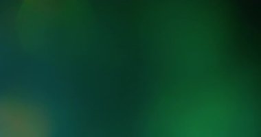 Flaş sızıntısı Retro lens prizması. Koyu arkaplanda parlayan yeşil mavi sönmüş ışık. Eski film ışıldayan ışık geçişi.