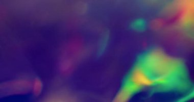 Odaklanamayan ışık lensi. Spektrum bulanıklığı. Renkli ışıklılık optik etkisi. Sanat filmi soyut floresan folyo ışın arkaplanı parlatır.