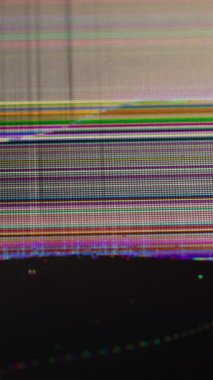 Dikey video. Analog parazit. Kırık doku. Bozuk ekran grunge televizyon yüzeyi. Bozuk cam parçalarını üst üste koy. Modern elektronik ekipmanlar..