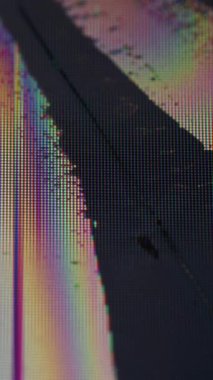 Dikey video. Kötü bir geçiş. Piksel hatası. Siyah çatlak bölge ekran deformasyonu ile görsel görüntü bozulması. Dijital yayın rengi gürültüsü için Grunge arızası.