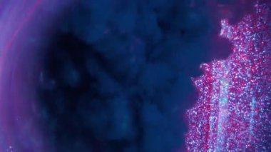 Grunge dumanı. Pigment akışı. Mat sim sprey mor gri akış karışım mürekkep bulutu parıldayan soyut arka plan dairesi bulanık su lensi üzerine.