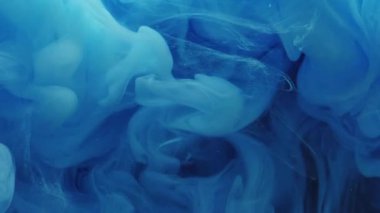 Renkli sis. Mürekkep dumanı. Pürüzsüz gizemli boya karışımı parlayan bir bulutta. Mavi menekşe suluboya suda çözünür. Odaklanmış bukleler soyut arkaplanda çözünür..