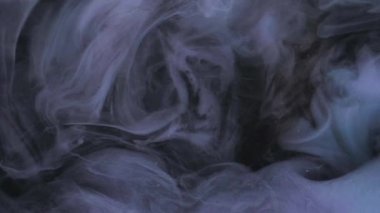 Zebra desenli bulut. Parlak renk. Odaklanmamış koyu mor duman parlayan sis boya mürekkebi sisi deseni soyut sanat arka planında yüzüyor..