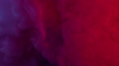 Parlak duman. Sis boyası. Parlak toz pembe kırmızı emülsiyon düzensiz su karışımı. Parıltı bulutu rengi soyut odaklanmış arkaplan.