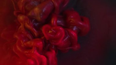 Parıltı dalgası. Duman mürekkebi. Kırmızı turuncu toz pigmenti akışı siyah gri suda çözünür. Işıl ışıl parlayan sıvı, soyut sanat arkaplanı.