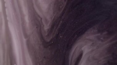 Mürekkep girdabı. Parlak emülsiyon. Grunge gri siyah beyaz boya parıldayan sıvı dokuya yayılmış. Pürüzsüz karışık parçacıklar soyut arkaplanı bulanıklaştırır.