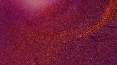 Parıltılı boya. Barut akışı. Işıldayan mürekkep sanatı sıvısı renk karışımı soyut arkaplan. Mor kırmızı turuncu kum hipnotik bulanık yüzey.